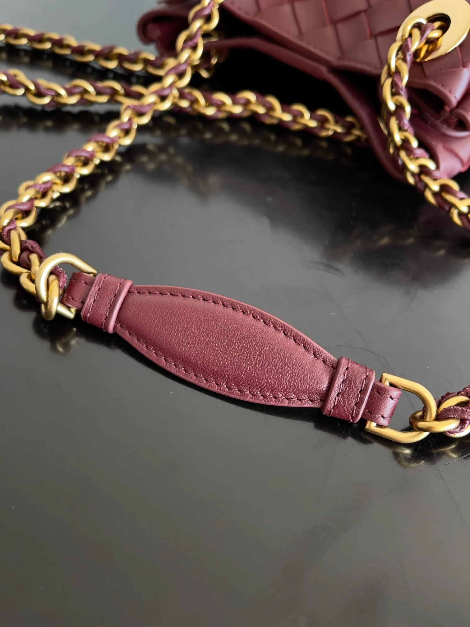Batch 1860 BV’s new chain parachute bag is a new fashion star. I often hear that bags with metal chain straps are very heavy, but this new parachute bag is equipped with an extremely lightweight chain strap, which makes it light, comfortable and comfortable to carry. The actual effect of carrying it on the upper body is really charming! The classic lambskin braid and the Muse brass chain upgrade the entire bag to a new level. The opening of the bag has a magnetic buckle design, which is full of safety. I believe many friends have been waiting for it for a long time. The metallic chain adds more sophistication to the original softness and elegance. The collision of classic craftsmanship and decent and generous creates a different beauty! Style number: 817175 Size: 21*17*16.5cm